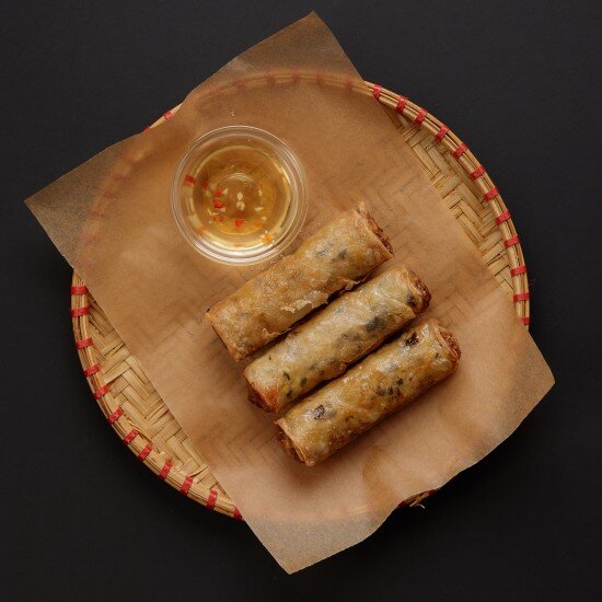 Жаренный спринг ролл с курицей и сладким чили соусом 100гр