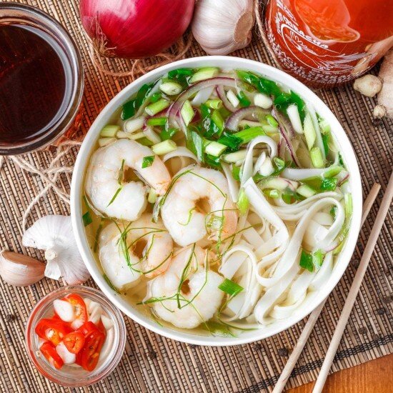 Фо Том с курицей и креветками