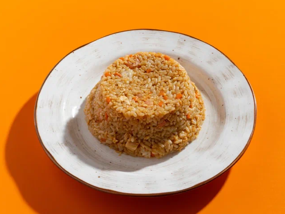 Жареный рис с креветками крабовыми палочками, морковью и яйцом