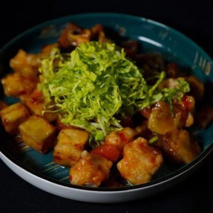 САЛАТ С ХРУСТЯЩИМ БАКЛАЖАНОМ И ЦЫПЛЕНКОМ 250ГР.