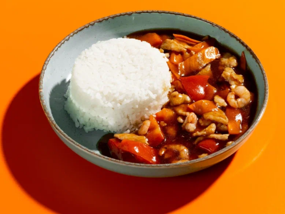 Рис с жареной свининой креветками и овощами под соусом