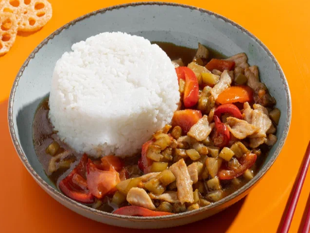 Рис со свининой и овощами под соусом