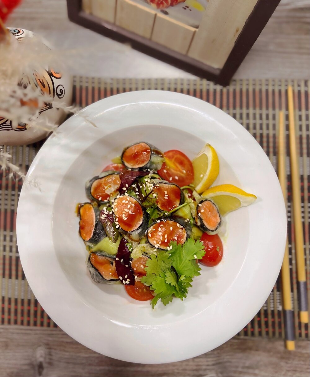 Салат с лососем в морских водорослях и овощами под соусом тонкацу