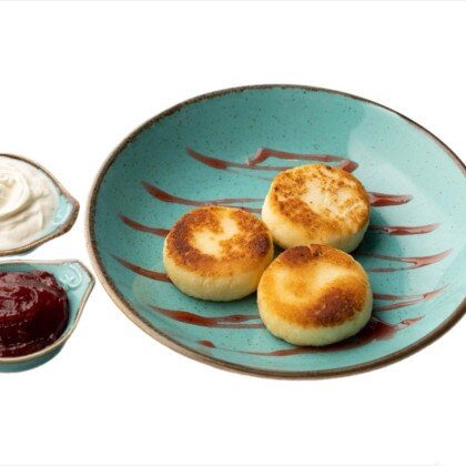 Сырники с малиновым вареньем и сметаной