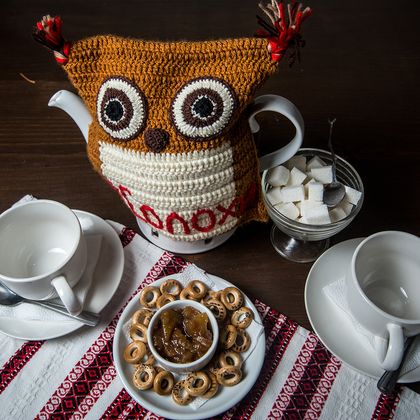 Чай в чайничке с сушками и вареньем