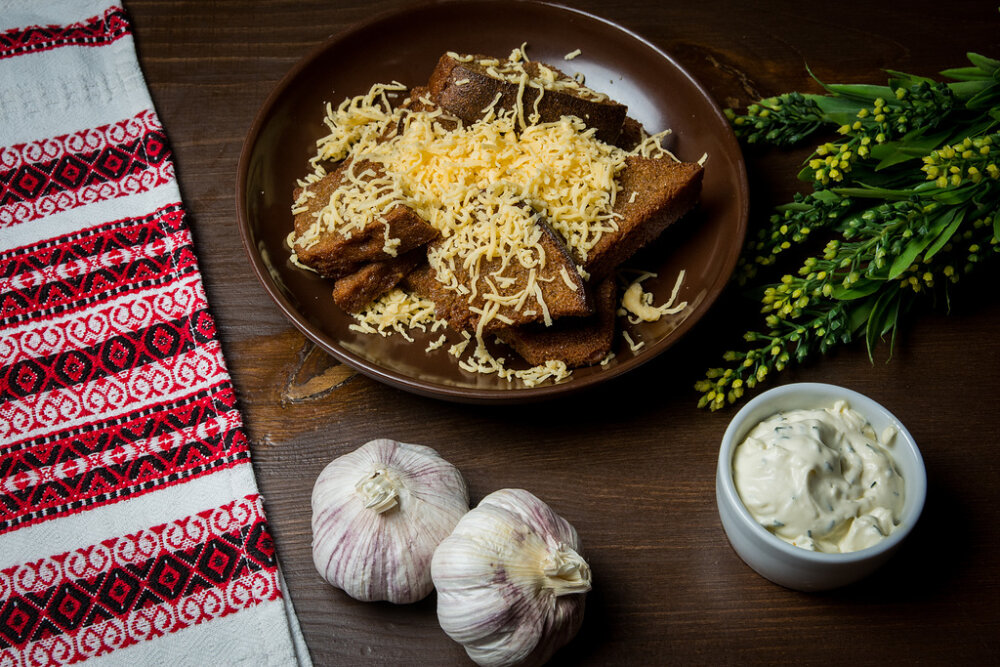 Гренки с чесноком и сыром