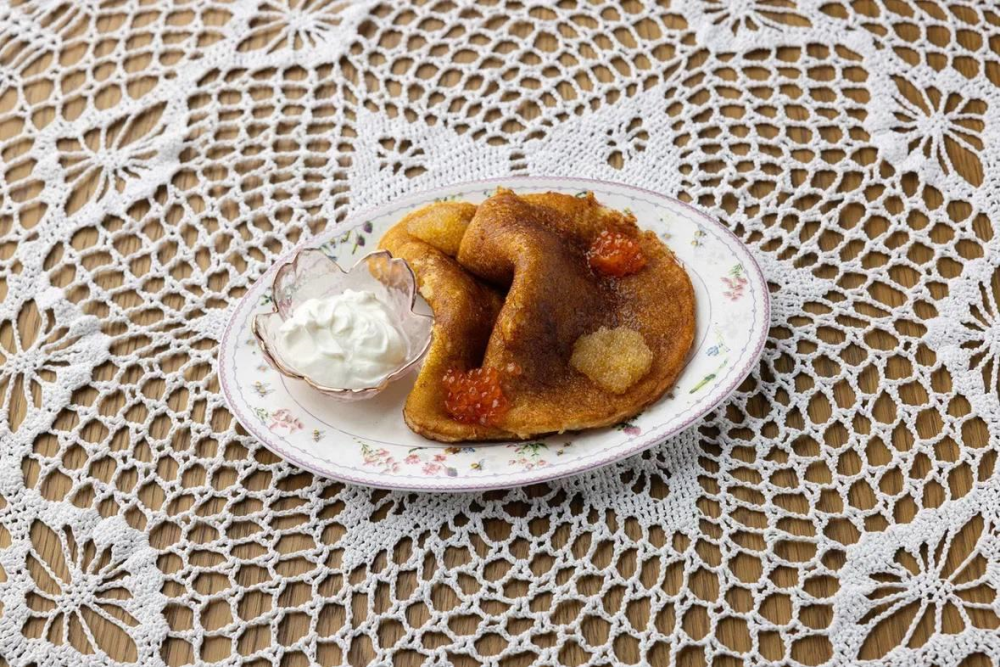 Блины старорусские, с икрой и сметаной