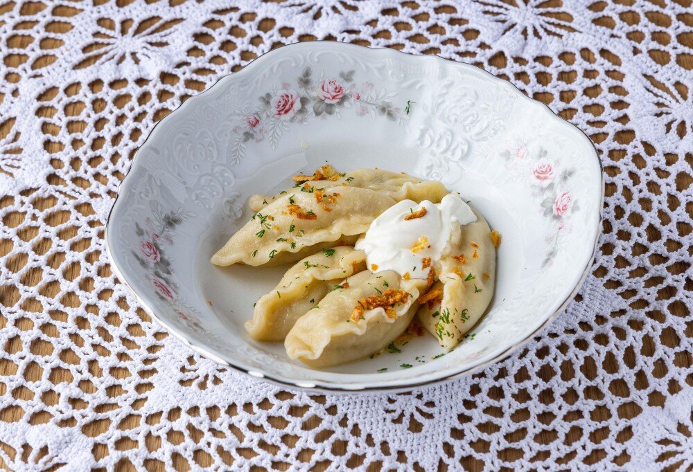 Вареники с картофелем и соусом из белых грибов