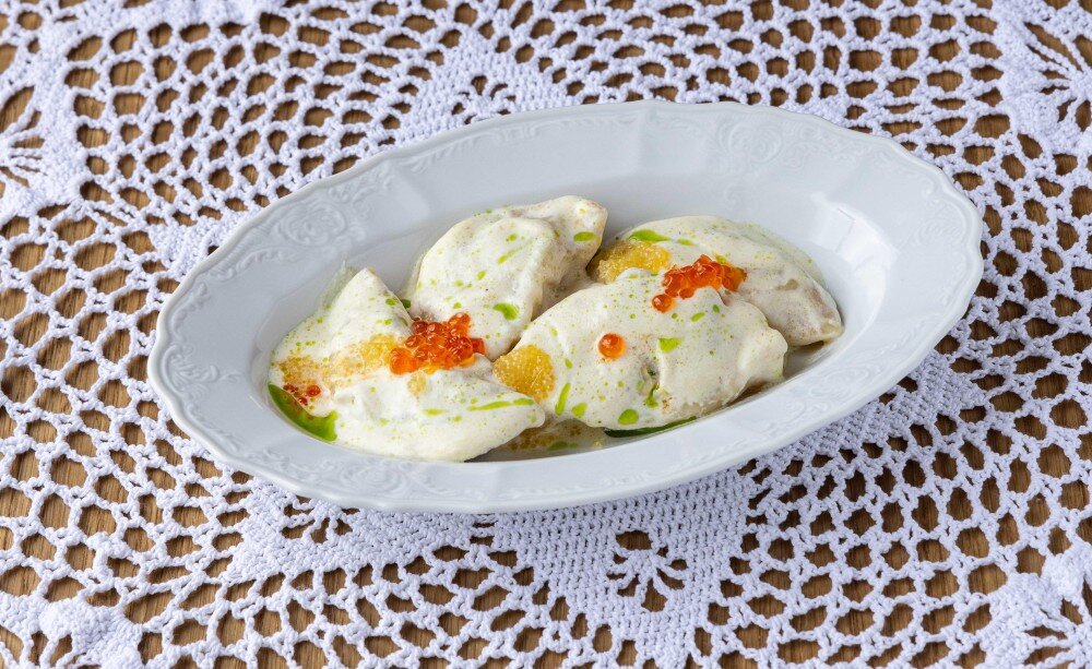 Пельняни с лососем и судаком, со сливочным соусом и щучьей икрой