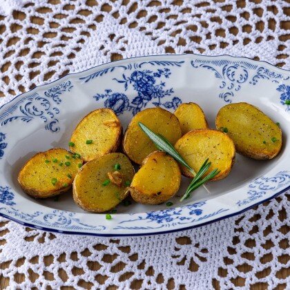 Молодой картофель, с чесноком и розмарином