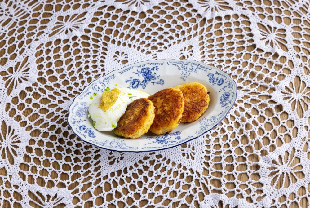 Картофельный драник, с яйцом пашот и щучьей икрой