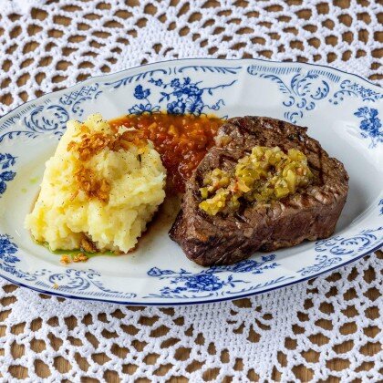 Стейк из говяжьей вырезки, с картофельным пюре и персиковым барбекю