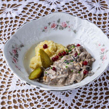 Бефстроганов из говядины, с картофельным пюре