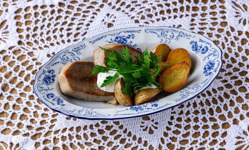 Язык говяжий, с печеным картофелем
