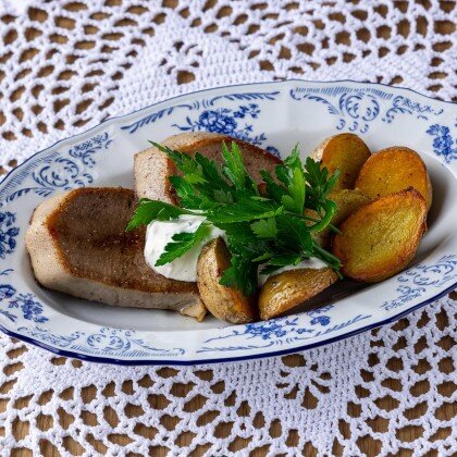 Язык говяжий, с печеным картофелем