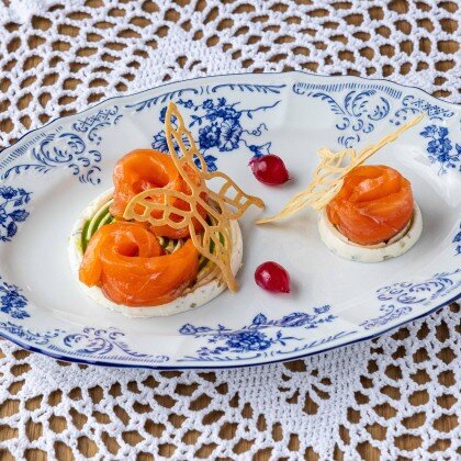 Лосось домашнего посола, с кремом из сливочного сыра