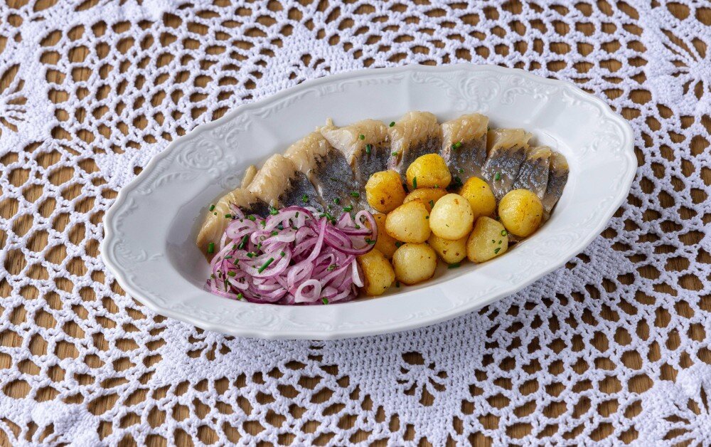 Сельдь пряного посола, с картофелем и маринованным луком