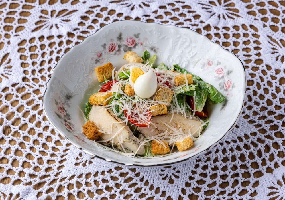 Салат на манер Цезаря, с куриной грудкой