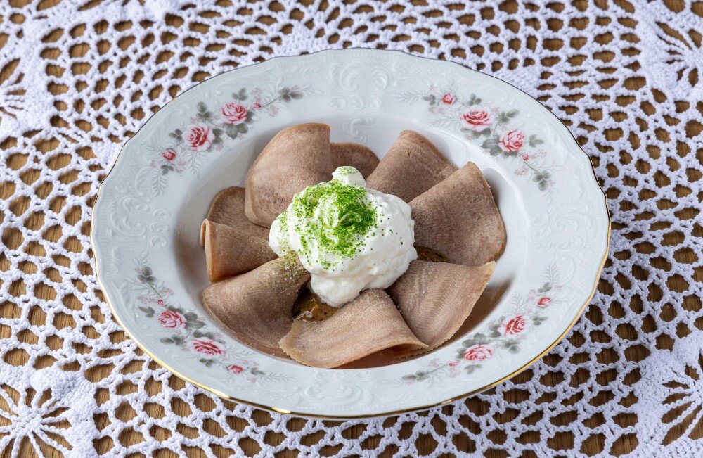 Говяжий язык, с миндальным дрессингом и муссом из хрена