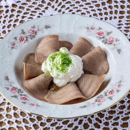 Говяжий язык, с миндальным дрессингом и муссом из хрена