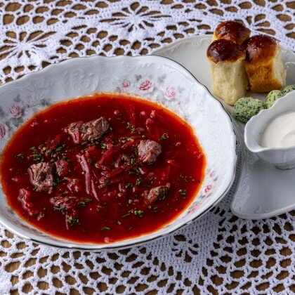Борщ с пампушками и копченой сметаной