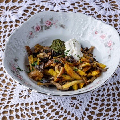 Жареный картофель, с грибами и сметаной