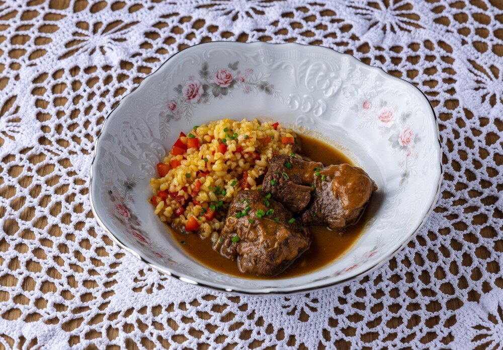 Телячьи щечки с булгуром и перцем конфи
