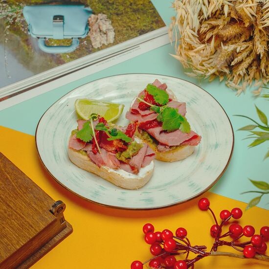 Брускетта с ростбифом, гуакамоле и лаймом