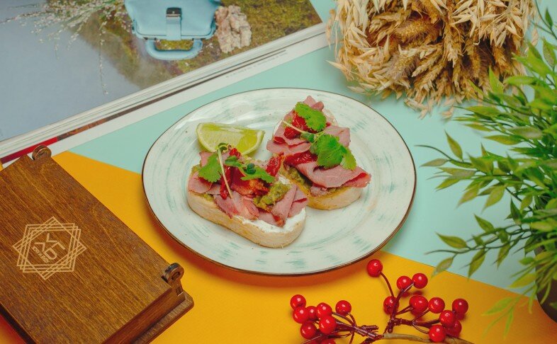 Брускетта с ростбифом, гуакамоле и лаймом