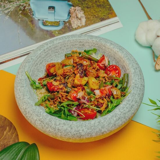 Салат с осьминогом и соусом "Кимминт"