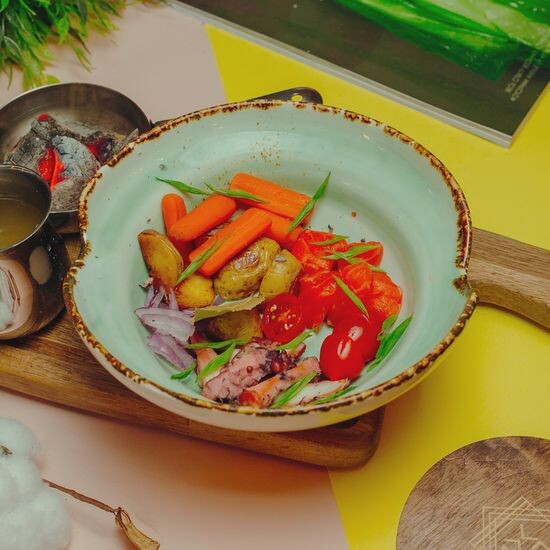 Уха костровая с лососем, осьминогом и ялтинским луком