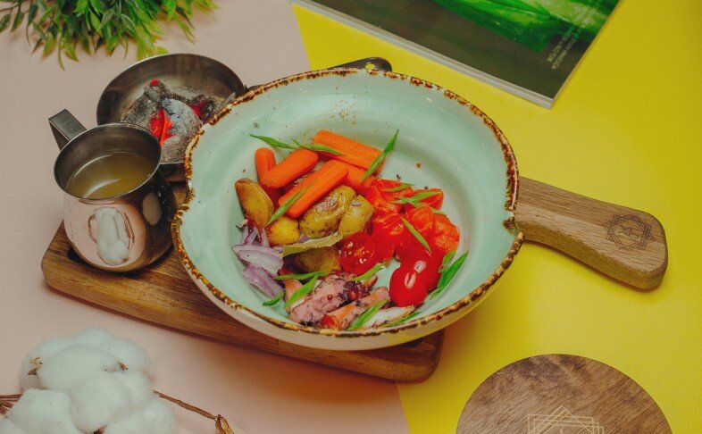 Уха костровая с лососем, осьминогом и ялтинским луком