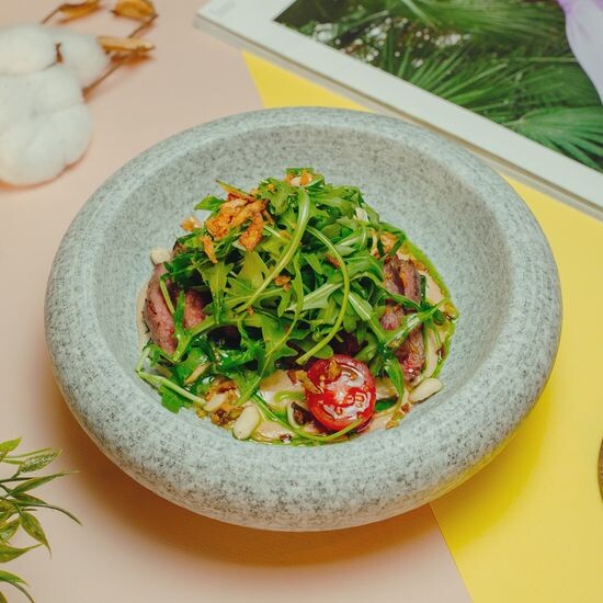 Стейк салат с битыми огурцами и ореховым соусом