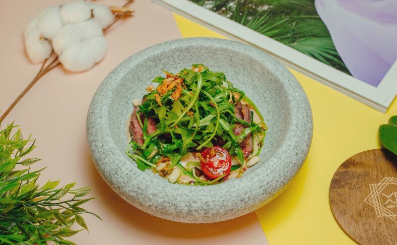 Стейк салат с битыми огурцами и ореховым соусом