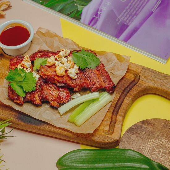 Свиные ребра "Кока-кола" с попкорном и кинзой