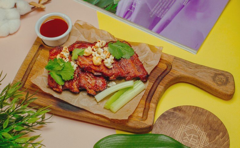 Свиные ребра "Кока-кола" с попкорном и кинзой