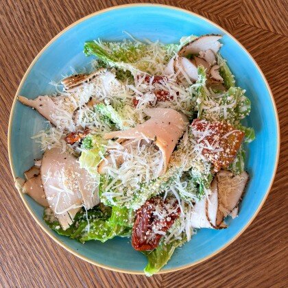 Салат "Цезарь" с пастрами из индейки