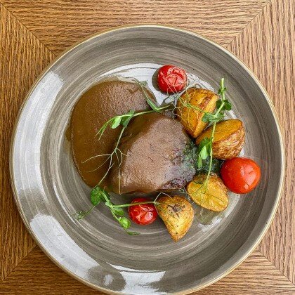 Медальон из говядины Су-Вид с картофелем и томатами черри