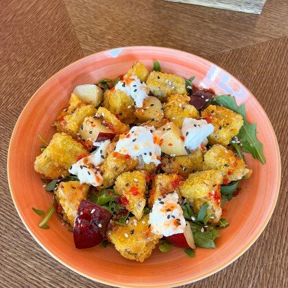 Баклажан темпура со страчателлой и сливой