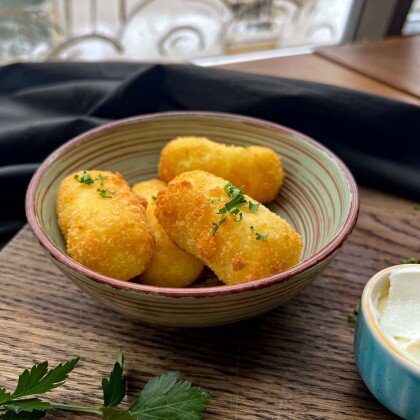 Крокеты с моцареллой и соусом Блю-Чиз