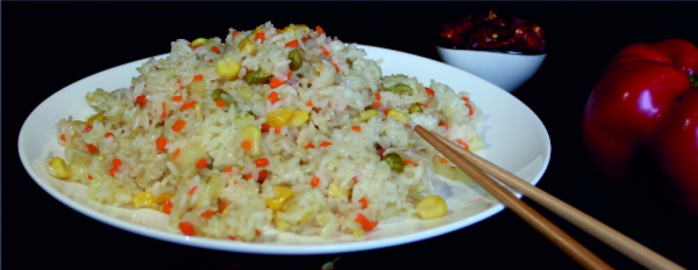 Жареный рис с ананасами, горошком и кукурузой