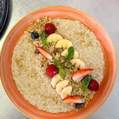 Каша овсянная с фруктами, ягодами и медом