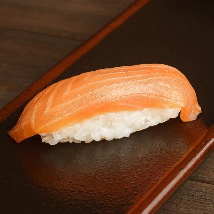 Суши с копченым лососем