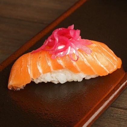 Суши с лососем и луком бриз