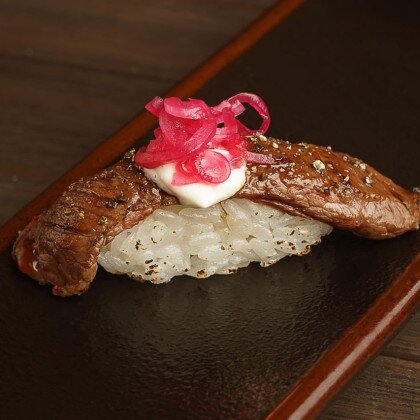 Суши «Флейм биф» с луком бриз