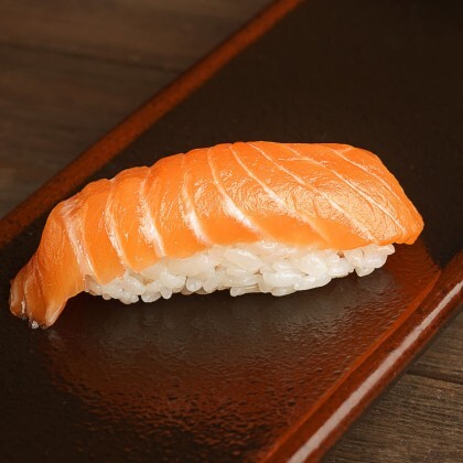 Суши с лососем