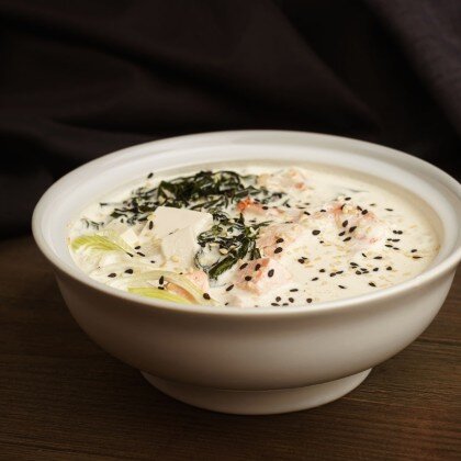 Суп «Сливочный» с лососем и королевской креветкой