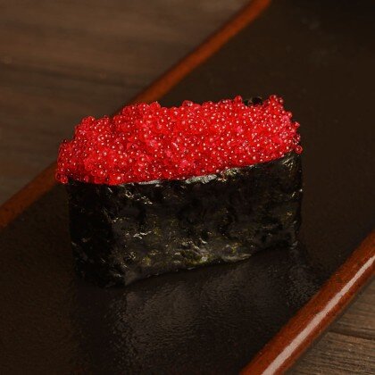 Суши с икрой тобико