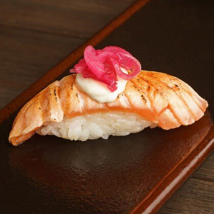 Суши «Флейм лосось» с луком бриз