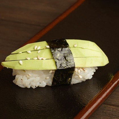 Суши с авокадо